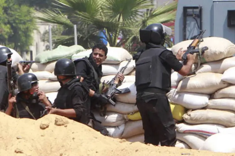 Policial da tropa de choque monta guarda após liberar área tomada pela Irmandade Muçulmana e apoiadores de Mursi no Cairo (Mohamed Abd El Ghany/Reuters)