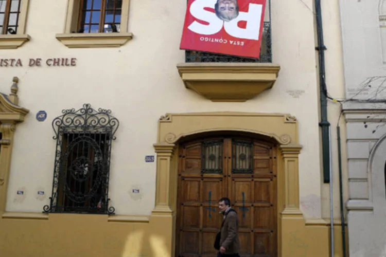 Imagem de Michelle Bachelet durante protesto de estudantes na ocupação da sede do Partido Socialista, em Santiago (Ivan Alvarado/Reuters)