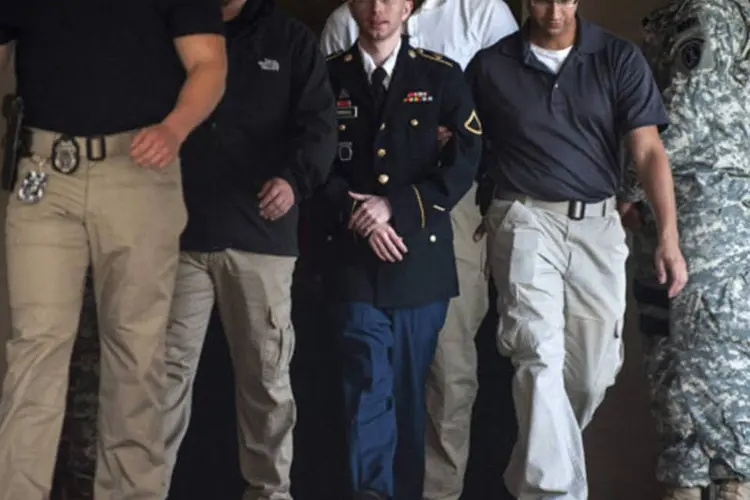 Soldado Bradley Manning é escoltado para fora do tribunal após prestar depoimento na fase de sentença de seu julgamento em Fort Meade (.)