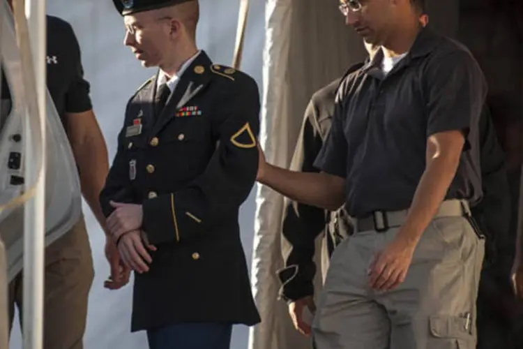 Soldado Bradley Manning é escoltado para fora do tribunal após prestar depoimento na fase de sentença de seu julgamento em Fort Meade (James Lawler Duggan)