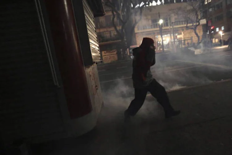 Manifestante corre após policiais atirarem gás lacrimogêneo durante confronto em protesto contra o governador de São Paulo (Nacho Doce/Reuters)