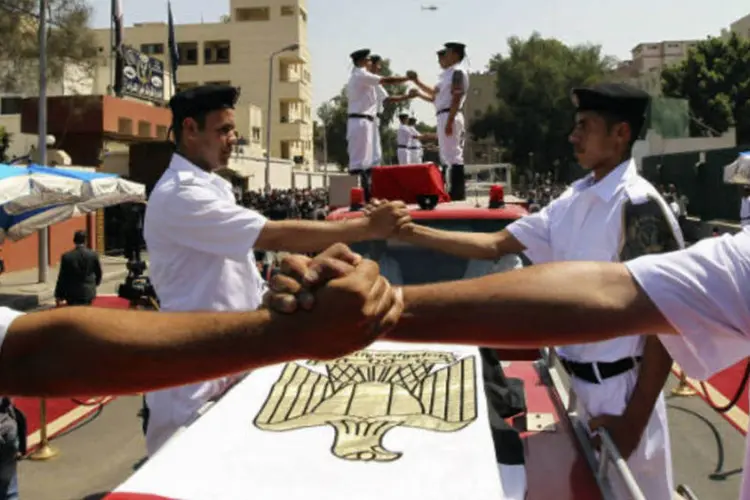 
	Policiais prestam homenagem a colega morto em confrontos no Egito: autoridades eg&iacute;pcias culparam terroristas pelos incidentes
 (REUTERS/Muhammad Hamed)