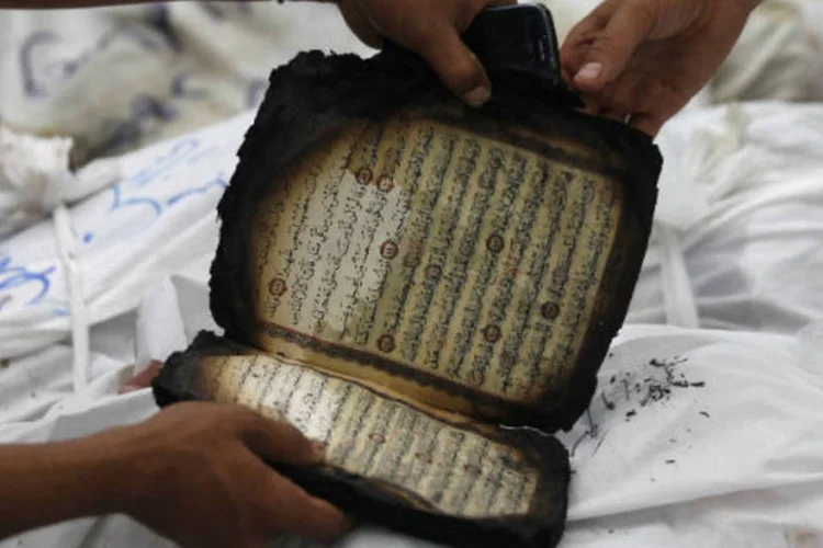 
	C&oacute;pia parcialmente queimada do Cor&atilde;o &eacute; colocada ao lado dos corpos em mesquita no Cairo: pol&iacute;cia eg&iacute;pcia prendeu pessoas que se refugiavam em mesquita&nbsp;
 (REUTERS/Amr Abdallah Dalsh)