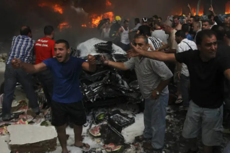 Pessoas gritam por ajuda após explosão em Beirute (Mahmoud Kheir/Reuters)