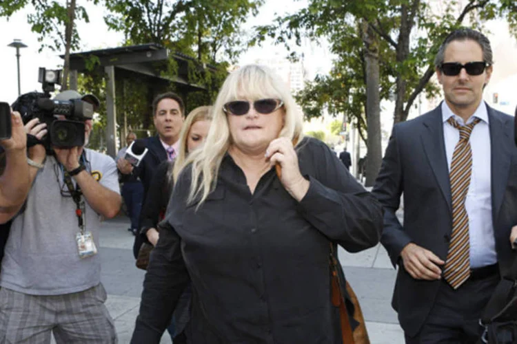 Debbie Rowe, ex-mulher de Michael Jackson, chega para depor em uma ação movida pela família contra a produtora AEG Live, em Los Angeles (Mario Anzuoni/Retuers)
