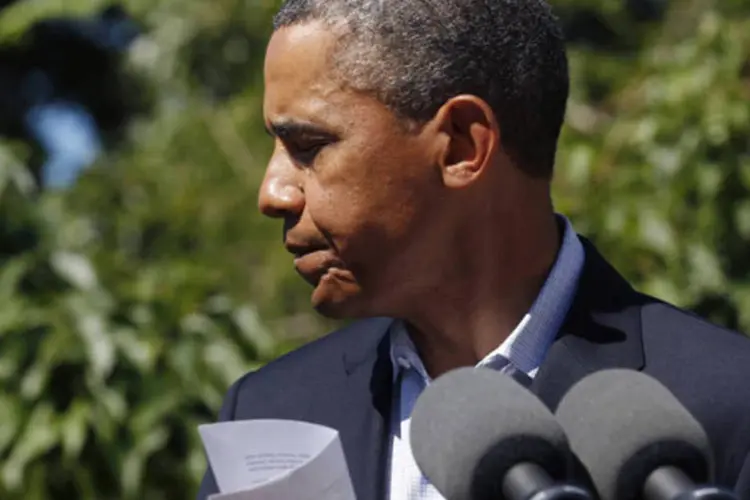 Presidente dos EUA, Barack Obama, caminha após discursar sobre a violência no Egito em Martha's Vineyard, EUA (Larry Downing/Reuters)