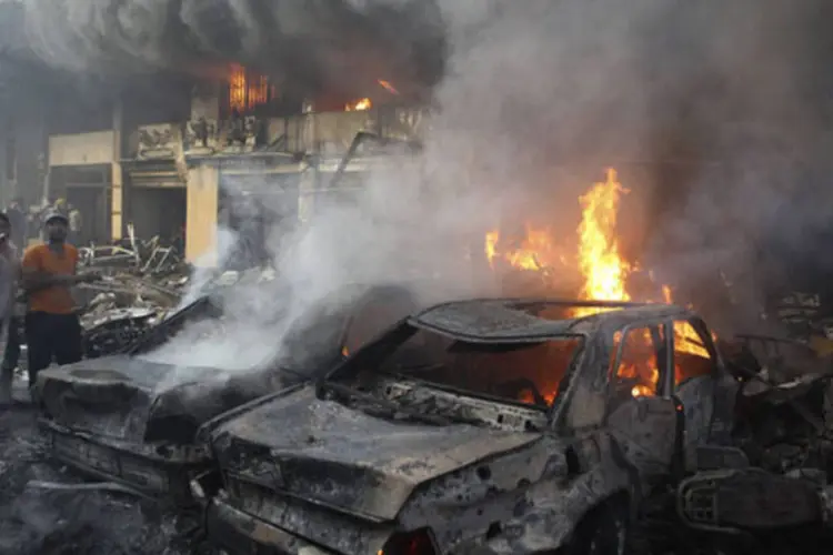 
	Apoiadores do Hezbollah tentando apagar fogo de carros no sul do Beirute: funcion&aacute;rios foram obrigados a deixar a cidade devido a falta de seguran&ccedil;a
 (Hasan Shaaban/Reuters)