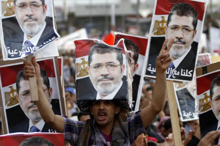 Apoiadores do presidente deposto do Egito, Mohamed Mursi, durante uma passeata em solidariedade aos mortos em Cairo (Mohamed al-Sayaghi/Reuters)
