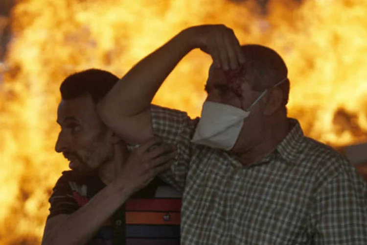 
	Manifestantes buscam ref&uacute;gio pr&oacute;ximo &agrave; pra&ccedil;a Rams&eacute;s, onde pol&iacute;cia e ativistas entraram em confronto: UE &nbsp;tomar&aacute; medidas para impulsionar o processo democr&aacute;tico e p&ocirc;r fim &agrave; viol&ecirc;ncia no pa&iacute;s
 (REUTERS/Amr Abdallah Dalsh)