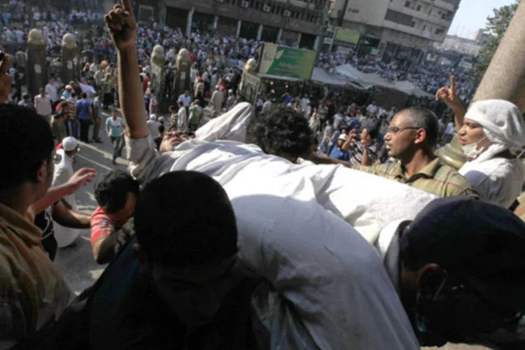 Um apoiador ferido do presidente deposto do Egito Mohamed Mursi é carregado para dentro da mesquita na praça Ramsés, no Cairo (Mohamed Abd El Ghany/Reuters)