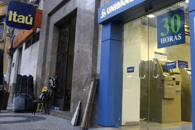 Foto de arquivo mostra agências do Itaú e do Unibanco na época da fusão entre os dois bancos, no Rio de Janeiro (Sergio Moraes/Reuters)