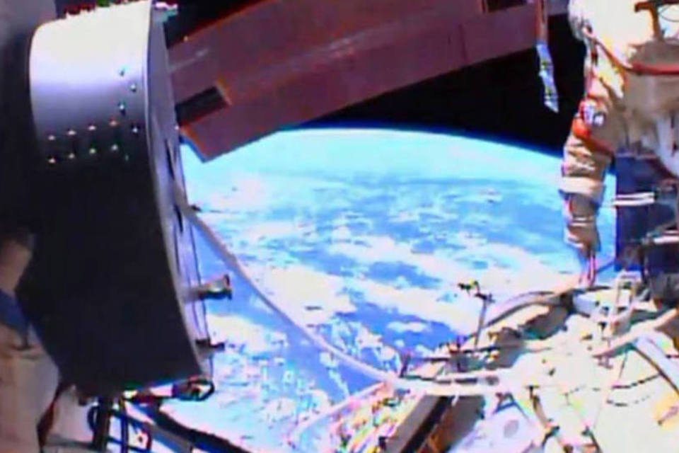 Russos deixam Estação Espacial para instalar cabos
