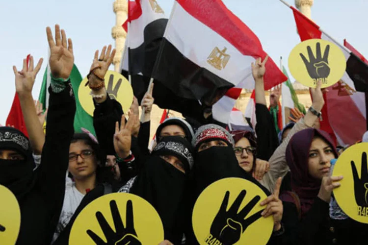 
	Defensores do presidente deposto Mohamed Mursi: decis&atilde;o demonstra a insatisfa&ccedil;&atilde;o norte-americana com os rumos do Egito desde a deposi&ccedil;&atilde;o do presidente isl&acirc;mico em julho
 (Murad Sezer/Reuters)