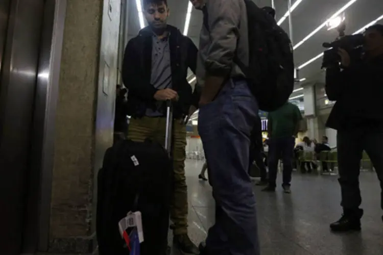 
	Jornalista Glenn Greenwald e David Miranda em sua chegada ao Rio de Janeiro ap&oacute;s ter ficado detido durante nove horas no aeroporto de Londres
 (Ricardo Moraes/Reuters)