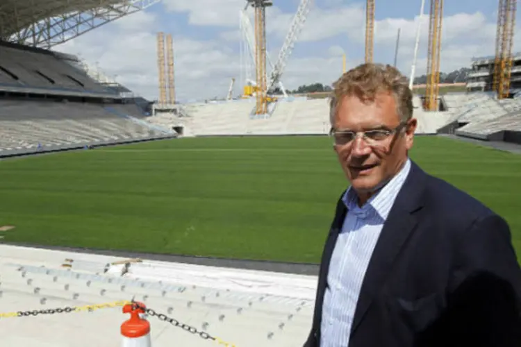 
	Secret&aacute;rio-geral da Fifa, J&eacute;r&ocirc;me Valcke, em visita ao Itaquer&atilde;o: paralisa&ccedil;&otilde;es ficar&atilde;o sob responsabilidade do &aacute;rbitro da partida
 (Paulo Whitaker/Reuters)