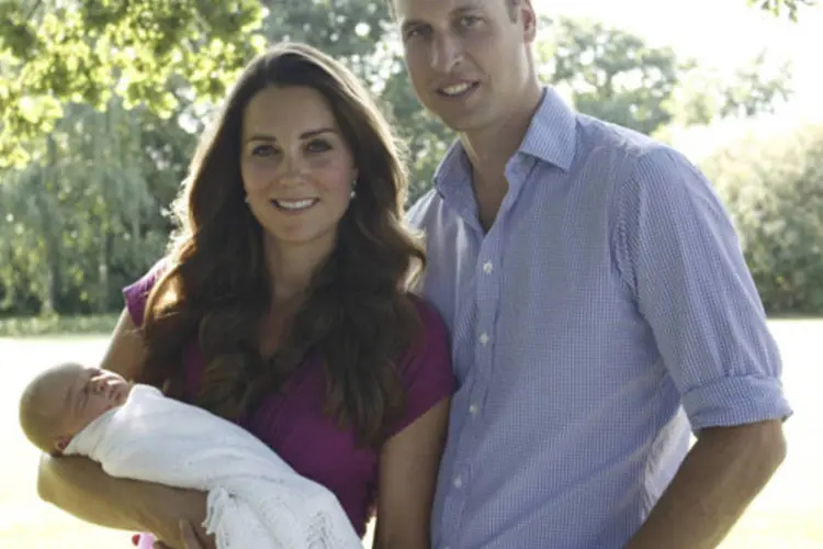 Príncipe William e sua mulher, Kate, posam no jardim da residência da família Middleton com o filho, príncipe George (Michael Middleton/The Duke and Duchess of Cambridge/Divulgação via Reuters)