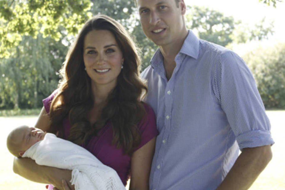 Príncipe William e Kate divulgam duas fotos com filho George