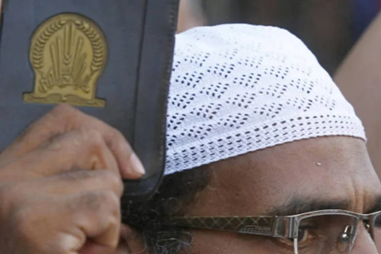 
	Apoiador da Irmandade Mu&ccedil;ulmana segura um Alcor&atilde;o:&nbsp;o Tribunal de Assuntos Urgentes do Cairo deu em setembro um parecer favor&aacute;vel &agrave; proibi&ccedil;&atilde;o da Irmandade Mu&ccedil;ulmana
 (Louafi Larbi/Reuters)