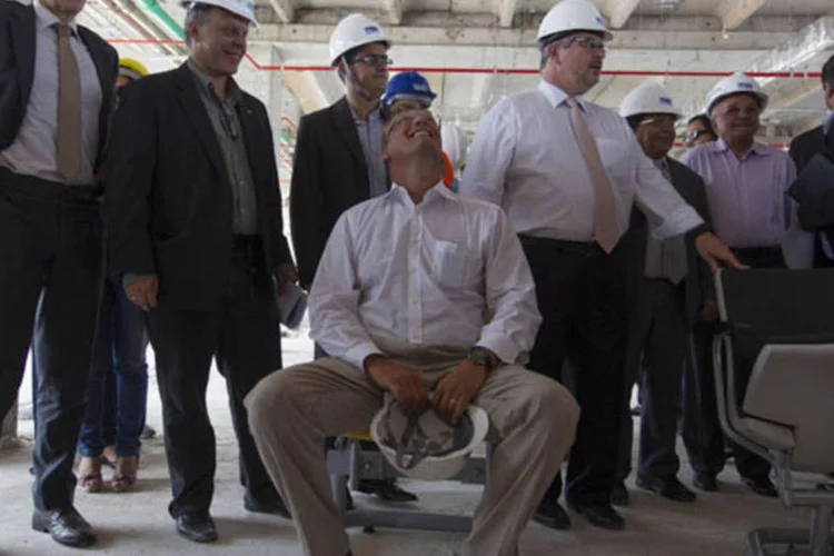 Secretário-geral da Fifa, Jérôme Valcke, durante visita para conferir o andamento das obras da Arena da Amazonas, em Manaus (Bruno Kelly/Reuters)