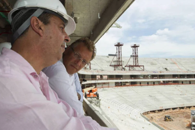 Governador do Amazonas, Omar Azis, conversa com o secretário-geral da Fifa, Jérôme Valcke, durante visita a Arena da Amazonas, em Manaus (Bruno Kelly/Reuters)