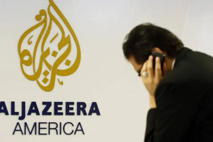 Homem trabalhando em uma mesa na sede do canal Al Jazeera America, em Nova York (Brendan McDermid/Reuters)