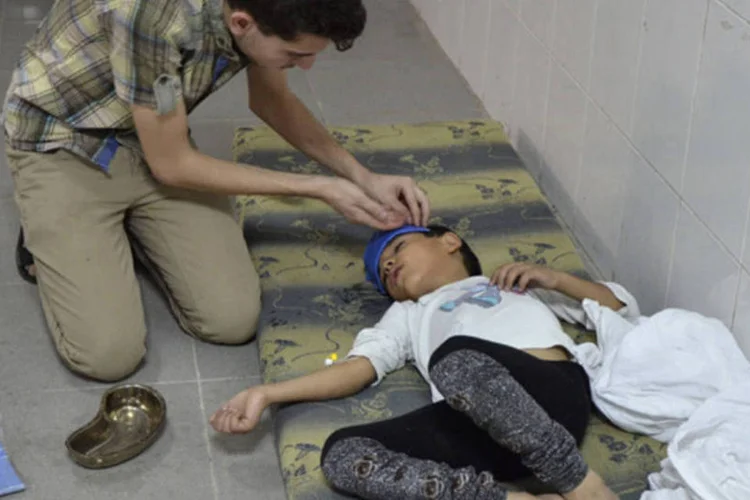 
	Garoto afetado pelo que ativistas dizem serem armas qu&iacute;micas: de acordo com as fontes, os dados tamb&eacute;m mostram que o regime s&iacute;rio tentou encobrir evid&ecirc;ncias
 (Bassam Khabieh/Reuters)