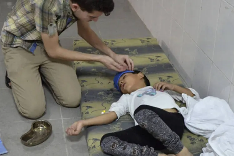 Garoto, afetado pelo que ativistas dizem serem armas químicas, é tratado em centro médico em Damasco, Síria (Bassam Khabieh/Reuters)