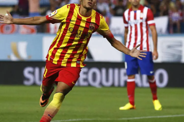 Neymar comemora seu primeiro gol oficial com a camisa do Barcelona, durante partida com o Atlético de Madrid no primeiro jogo da Supercopa da Espanha (Juan Medina/Reuters)