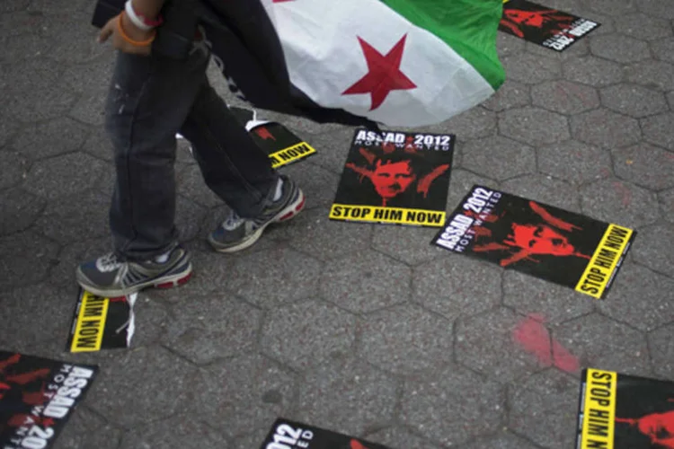 
	Menino com a bandeira da S&iacute;ria durante protestos em frente ao pr&eacute;dio das Na&ccedil;&otilde;es Unidas, em Nova York
 (Adrees Latif/Reuters)