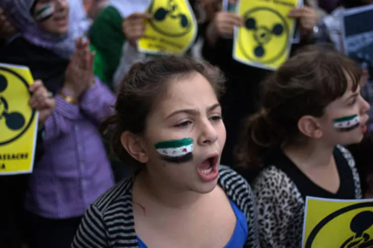 
	Manifestantes contra o uso de armas qu&iacute;micas: com o apoio de aliados estrangeiros, S&iacute;ria acumulou o que seria um dos mais letais arsenais mundiais de gases nervosos
 (Adrees Latif/Reuters)