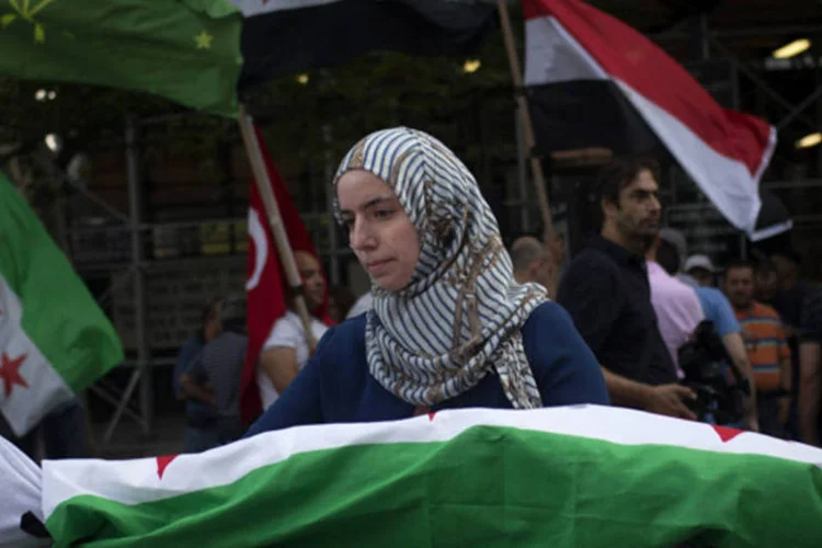 Manifestantes protestam em frente ao prédio da ONU, em Nova York, contra o uso de armas químicas na Síria (Adrees Latif/Reuters)
