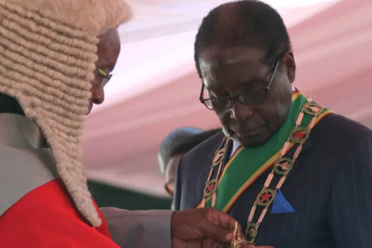 Robert Mugabe, presidente o Zimbábue, faz juramento durante sua cerimônia de posse em Harare (Philimon Bulawayo)
