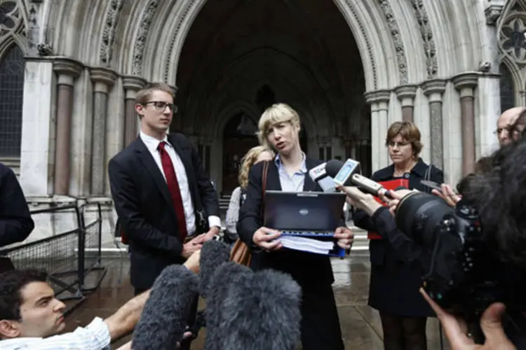 Gwendolen Morgan, advogada de David Miranda, conversa com a imprensa em frente a Alta Corte em Londres, Inglaterra (Suzanne Plunkett/Reuters)