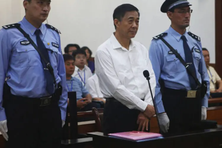 Político chinês Bo Xilai comparece ao tribunal em uma corte de Jinan, na província Shandong, China, nesta foto divulgada pelo próprio tribunal (Jinan Intermediate Peoples Court/Divulgação via Reuters)