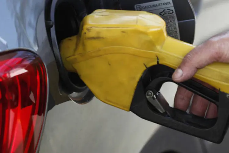 
	Funcion&aacute;rio de posto de gasolina abastece carro: recomenda&ccedil;&atilde;o cita declara&ccedil;&otilde;es da Anfavea de que mais etanol na gasolina poderia afetar ve&iacute;culos
 (Paulo Whitaker/Reuters)