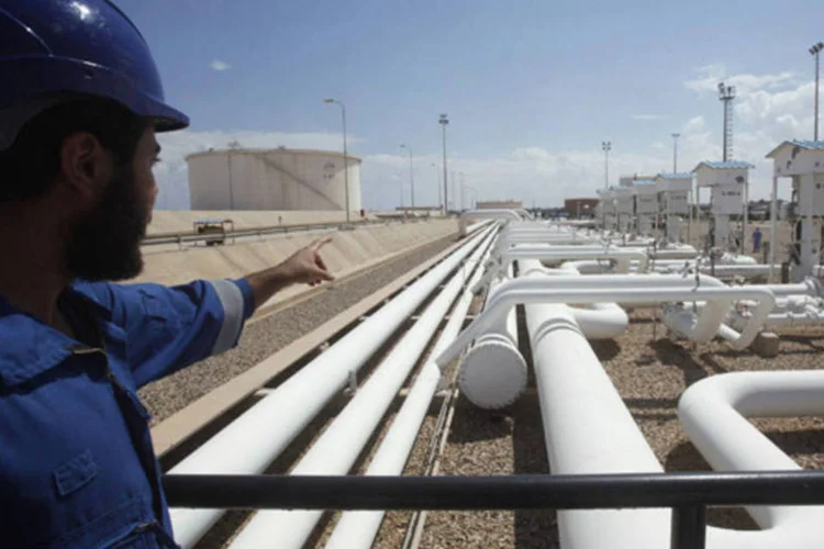
	Trabalhador na refinaria Zawiya, a oeste de Tr&iacute;poli:&nbsp;maior parte dos campos de g&aacute;s foram paralisados em meio &agrave; pior crise no setor energ&eacute;tico da L&iacute;bia desde a guerra civil, em 2011
 (Ismail Zitouny/Reuters)