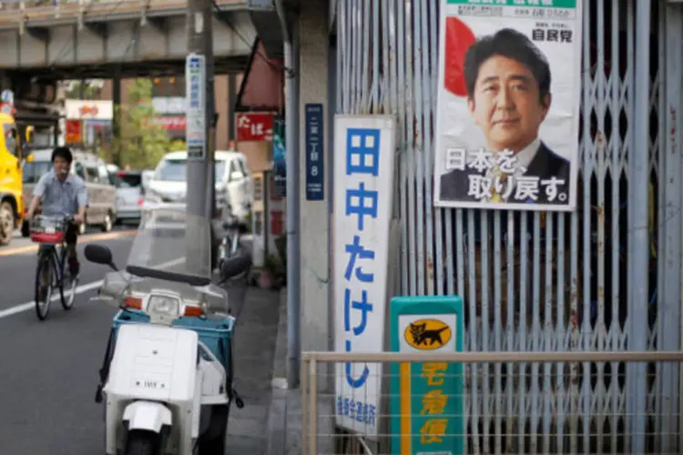 Cartaz com o primeiro-ministro Shinzo Abe em uma loja de Tóquio (Toru Hanai/Reuters)