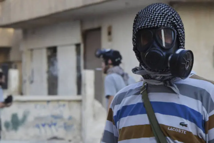 
	Um ativista usa m&aacute;scara de g&aacute;s na S&iacute;ria: inimigos de Assad prometeram responder ao ataque com armas qu&iacute;micas realizado em 21 de agosto
 (Bassam Khabieh/Reuters)