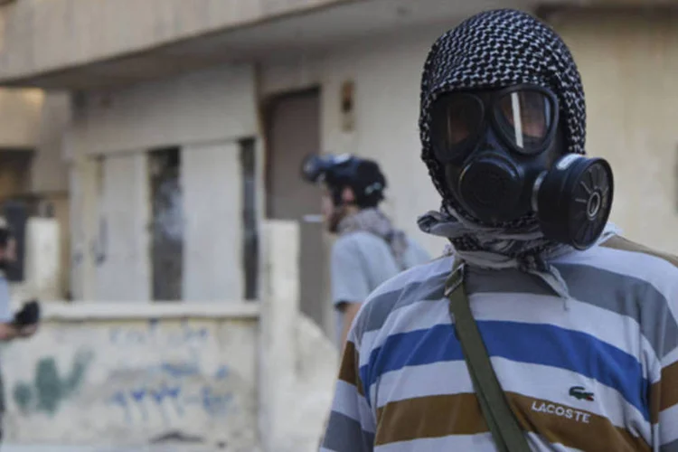 
	Um ativista usa uma m&aacute;scara de g&aacute;s na &aacute;rea de Zamalka: m&eacute;dico s&iacute;rio na localidade de Mouadamiya disse que os investigadores da ONU cruzaram a linha de combate vindos da capital
 (Bassam Khabieh/Reuters)