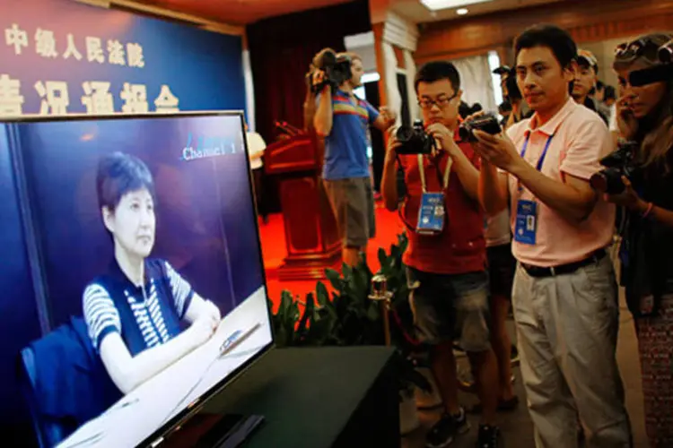 
	Jornalistas tiram foto de programa televis&atilde;o em que Gu Kailai concede entrevista: o filho que estudava nos Estados Unidos teria dito a ela que se sentia amea&ccedil;ado
 (Carlos Barria/Reuters)