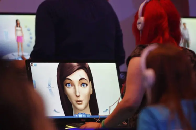 Visitante joga Sims 4 no estande da Electronic Arts durante a feira Gamescom 2013 em Colônia, na Alemanha (Ina Fassbender/Reuters)