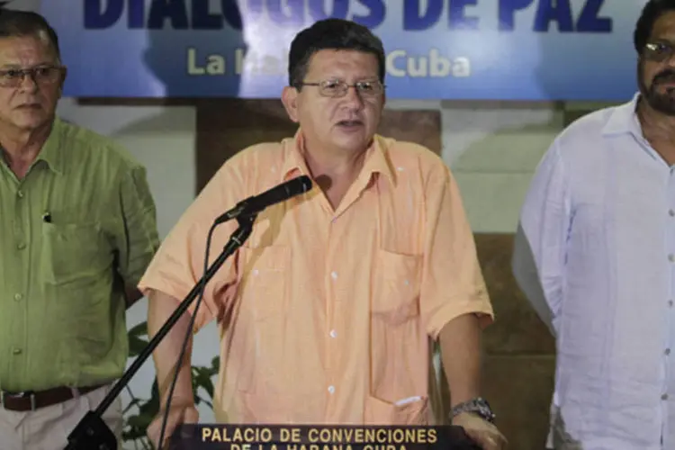 Negociador das Farc, Pablo Catatumbo, lê documento em Havana, Cuba (Enrique De La Osa/Reuters)