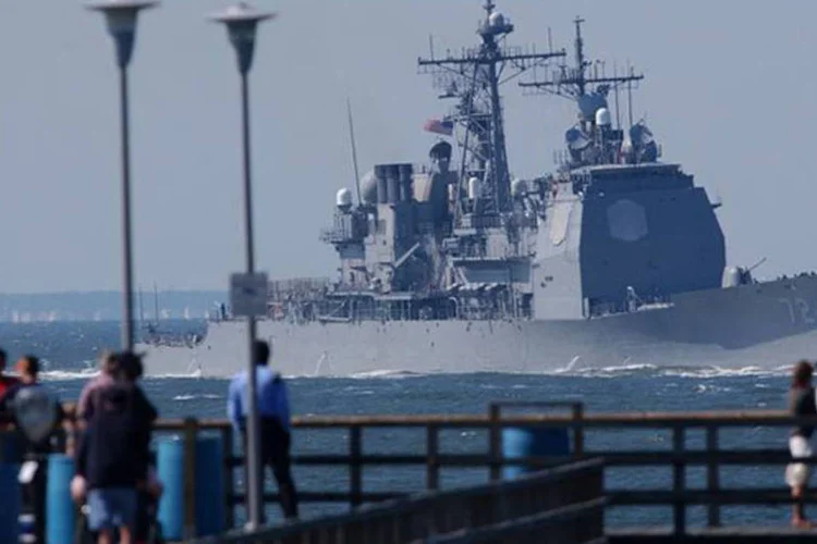 Turistas observam o navio de guerra cruzador de mísseis USS Mahan partindo para o oceano Atlântico, perto de Virginia Beach (Chip East cme/GAC/Reuters)