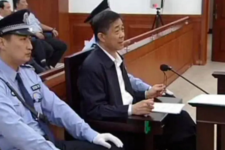 Ex-dirigente chinês Bo Xilai depõe em seu julgamento em Jinan, na província de Shandong  (China Central Television (CCTV) via Reuters TV)