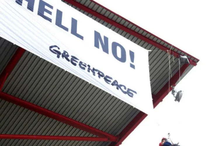Militantes do Greenpeace colocam cartazes na arquibancada do GP da Bélgica neste domingo (25), em Spa-Francorchamps (Francois Lenoir/Reuters)
