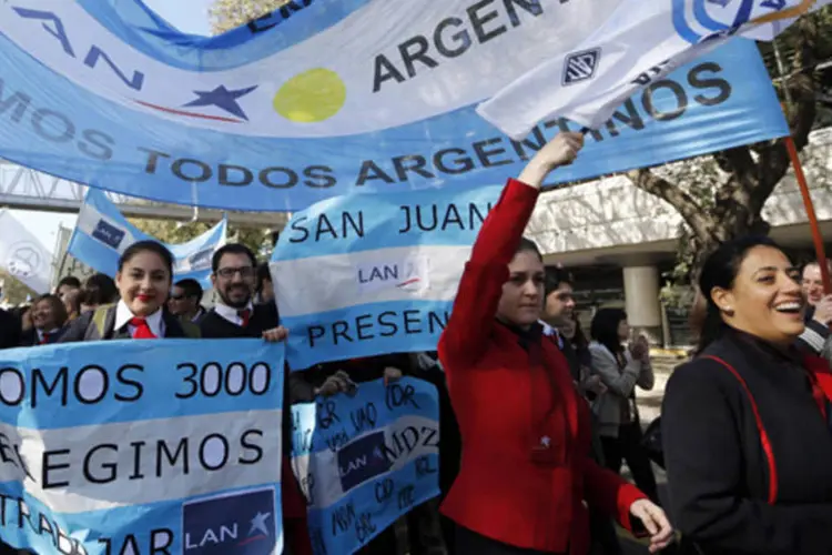 Funcionários da LAN durante protesto no aeroporto Jorge Newbery em Buenos Aires, Argentina (Enrique Marcarian/Reuters)