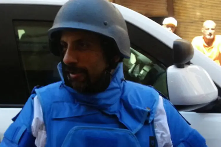 Especialista em armas químicas da ONU em um dos locais do suposto ataque com armas químicas nos subúrbios de Damasco (Abo Alnour Alhaji/Reuters)