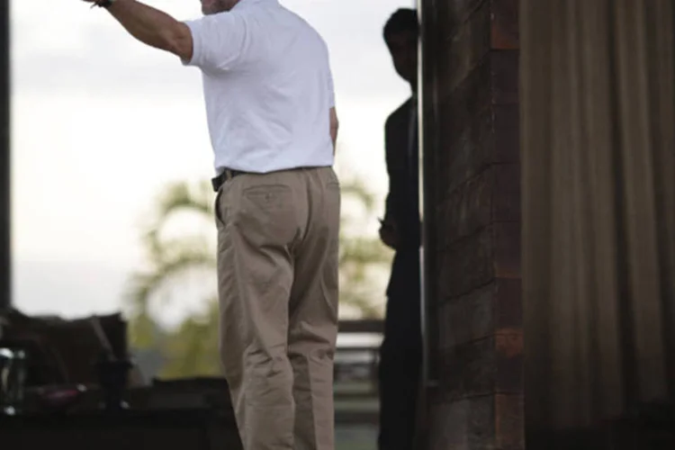 
	Roger Pinto Molina acena na frente de casa de seu advogado, em Bras&iacute;lia: o ministro observou que o processo para a concess&atilde;o de asilo pol&iacute;tico &eacute; comandado pelo Minist&eacute;rio da Justi&ccedil;a
 (Ueslei Marcelino/Reuters)