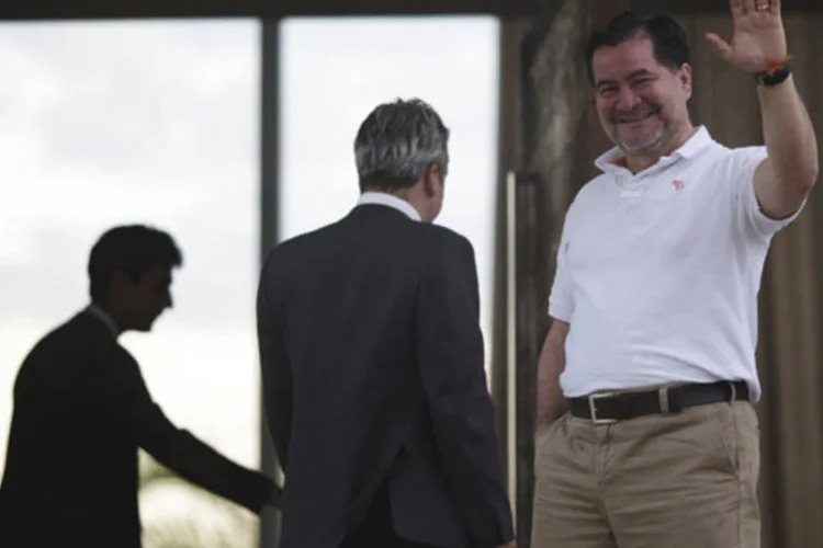 
	Senador boliviano Roger Pinto Molina acena na frente da casa de seu advogado, Fernando Tib&uacute;rcio Pe&ntilde;a, em Bras&iacute;lia
 (Ueslei Marcelino/Reuters)