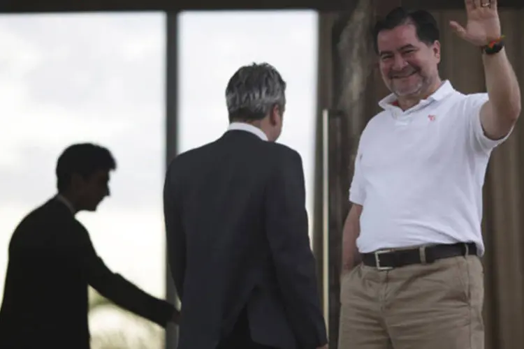 Senador boliviano Roger Pinto Molina acena na frente da casa de seu advogado, Fernando Tibúrcio Peña, em Brasília (Ueslei Marcelino/Reuters)